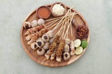 Sate Taichan, diğer satürlerin aksine fıstık ve ketçap baharatsız servis edilen bir tavuk çeşididir. Sambal ve sıkılmış limonla servis edilir.,