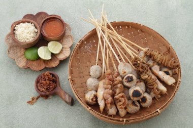 Sate Taichan, diğer satürlerin aksine fıstık ve ketçap baharatsız servis edilen bir tavuk çeşididir. Sambal ve sıkılmış limonla servis edilir.,