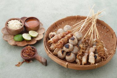 Sate Taichan, diğer satürlerin aksine fıstık ve ketçap baharatsız servis edilen bir tavuk çeşididir. Sambal ve sıkılmış limonla servis edilir.,