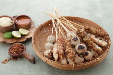 Sate Taichan, diğer satürlerin aksine fıstık ve ketçap baharatsız servis edilen bir tavuk çeşididir. Sambal ve sıkılmış limonla servis edilir.,