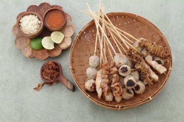 Sate Taichan, diğer satürlerin aksine fıstık ve ketçap baharatsız servis edilen bir tavuk çeşididir. Sambal ve sıkılmış limonla servis edilir.,