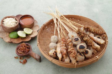 Sate Taichan, diğer satürlerin aksine fıstık ve ketçap baharatsız servis edilen bir tavuk çeşididir. Sambal ve sıkılmış limonla servis edilir.,