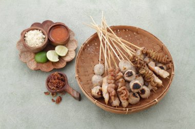 Sate Taichan, diğer satürlerin aksine fıstık ve ketçap baharatsız servis edilen bir tavuk çeşididir. Sambal ve sıkılmış limonla servis edilir.,