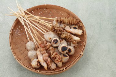 Sate Taichan, diğer satürlerin aksine fıstık ve ketçap baharatsız servis edilen bir tavuk çeşididir. Sambal ve sıkılmış limonla servis edilir.,