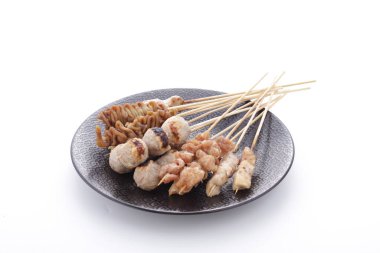 Sate Taichan, diğer satürlerin aksine fıstık ve ketçap baharatsız servis edilen bir tavuk çeşididir. Sambal ve sıkılmış limonla servis edilir.,