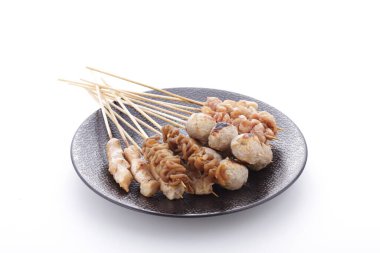 Sate Taichan, diğer satürlerin aksine fıstık ve ketçap baharatsız servis edilen bir tavuk çeşididir. Sambal ve sıkılmış limonla servis edilir.,