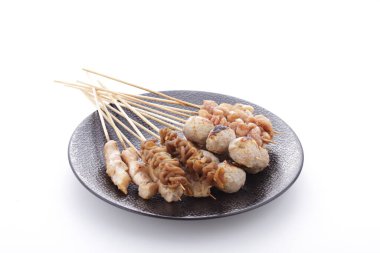 Sate Taichan, diğer satürlerin aksine fıstık ve ketçap baharatsız servis edilen bir tavuk çeşididir. Sambal ve sıkılmış limonla servis edilir.,