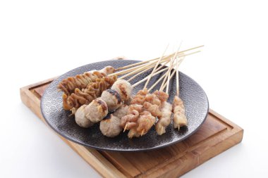 Sate Taichan, diğer satürlerin aksine fıstık ve ketçap baharatsız servis edilen bir tavuk çeşididir. Sambal ve sıkılmış limonla servis edilir.,