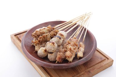 Sate Taichan, diğer satürlerin aksine fıstık ve ketçap baharatsız servis edilen bir tavuk çeşididir. Sambal ve sıkılmış limonla servis edilir.,