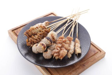 Sate Taichan, diğer satürlerin aksine fıstık ve ketçap baharatsız servis edilen bir tavuk çeşididir. Sambal ve sıkılmış limonla servis edilir.,