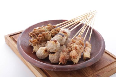 Sate Taichan, diğer satürlerin aksine fıstık ve ketçap baharatsız servis edilen bir tavuk çeşididir. Sambal ve sıkılmış limonla servis edilir.,