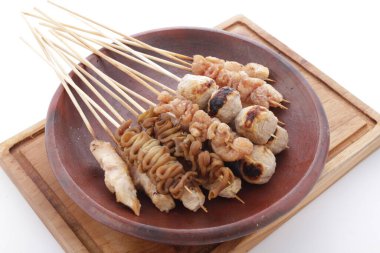 Sate Taichan, diğer satürlerin aksine fıstık ve ketçap baharatsız servis edilen bir tavuk çeşididir. Sambal ve sıkılmış limonla servis edilir.,