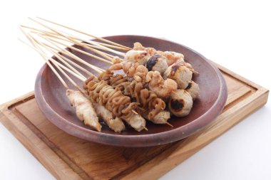 Sate Taichan, diğer satürlerin aksine fıstık ve ketçap baharatsız servis edilen bir tavuk çeşididir. Sambal ve sıkılmış limonla servis edilir.,