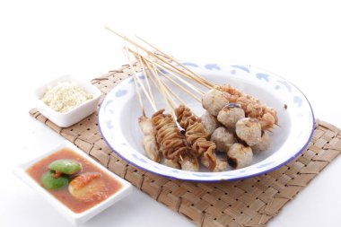 Sate Taichan, diğer satürlerin aksine fıstık ve ketçap baharatsız servis edilen bir tavuk çeşididir. Sambal ve sıkılmış limonla servis edilir.,