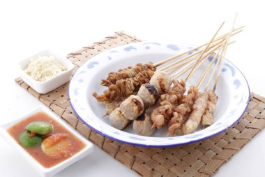 Sate Taichan, diğer satürlerin aksine fıstık ve ketçap baharatsız servis edilen bir tavuk çeşididir. Sambal ve sıkılmış limonla servis edilir.,