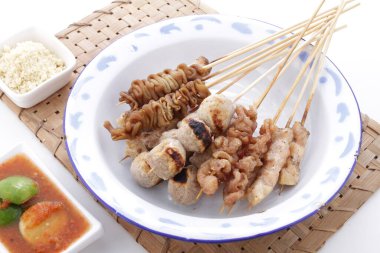 Sate Taichan, diğer satürlerin aksine fıstık ve ketçap baharatsız servis edilen bir tavuk çeşididir. Sambal ve sıkılmış limonla servis edilir.,