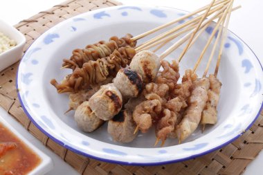 Sate Taichan, diğer satürlerin aksine fıstık ve ketçap baharatsız servis edilen bir tavuk çeşididir. Sambal ve sıkılmış limonla servis edilir.,