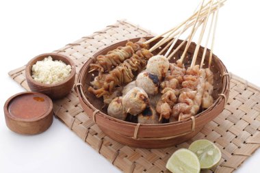 Sate Taichan, diğer satürlerin aksine fıstık ve ketçap baharatsız servis edilen bir tavuk çeşididir. Sambal ve sıkılmış limonla servis edilir.,