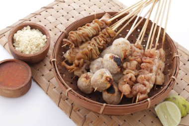 Sate Taichan, diğer satürlerin aksine fıstık ve ketçap baharatsız servis edilen bir tavuk çeşididir. Sambal ve sıkılmış limonla servis edilir.,