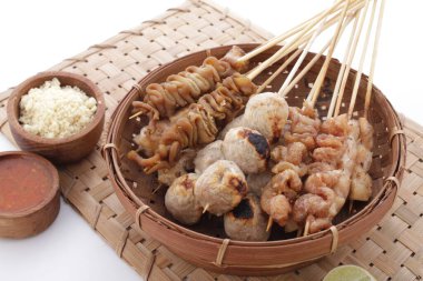 Sate Taichan, diğer satürlerin aksine fıstık ve ketçap baharatsız servis edilen bir tavuk çeşididir. Sambal ve sıkılmış limonla servis edilir.,