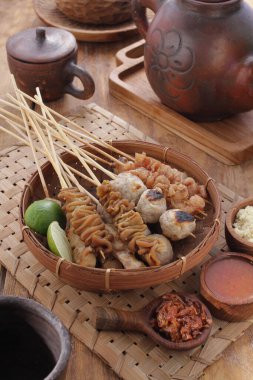Sate Taichan, diğer satürlerin aksine fıstık ve ketçap baharatsız servis edilen bir tavuk çeşididir. Sambal ve sıkılmış limonla servis edilir.,