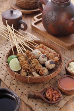 Sate Taichan, diğer satürlerin aksine fıstık ve ketçap baharatsız servis edilen bir tavuk çeşididir. Sambal ve sıkılmış limonla servis edilir.,