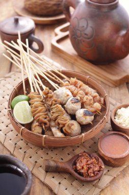 Sate Taichan, diğer satürlerin aksine fıstık ve ketçap baharatsız servis edilen bir tavuk çeşididir. Sambal ve sıkılmış limonla servis edilir.,