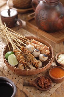 Sate Taichan, diğer satürlerin aksine fıstık ve ketçap baharatsız servis edilen bir tavuk çeşididir. Sambal ve sıkılmış limonla servis edilir.,
