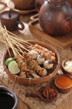 Sate Taichan, diğer satürlerin aksine fıstık ve ketçap baharatsız servis edilen bir tavuk çeşididir. Sambal ve sıkılmış limonla servis edilir.,