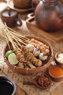Sate Taichan, diğer satürlerin aksine fıstık ve ketçap baharatsız servis edilen bir tavuk çeşididir. Sambal ve sıkılmış limonla servis edilir.,