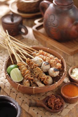 Sate Taichan, diğer satürlerin aksine fıstık ve ketçap baharatsız servis edilen bir tavuk çeşididir. Sambal ve sıkılmış limonla servis edilir.,