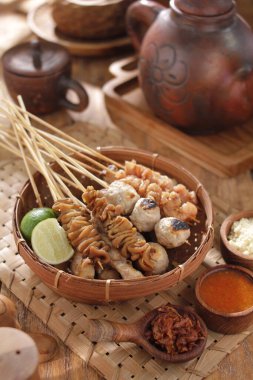 Sate Taichan, diğer satürlerin aksine fıstık ve ketçap baharatsız servis edilen bir tavuk çeşididir. Sambal ve sıkılmış limonla servis edilir.,