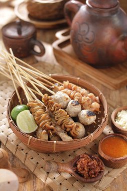 Sate Taichan, diğer satürlerin aksine fıstık ve ketçap baharatsız servis edilen bir tavuk çeşididir. Sambal ve sıkılmış limonla servis edilir.,