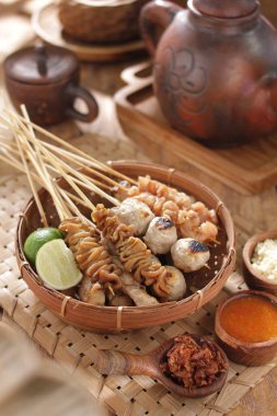 Sate Taichan, diğer satürlerin aksine fıstık ve ketçap baharatsız servis edilen bir tavuk çeşididir. Sambal ve sıkılmış limonla servis edilir.,