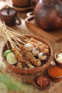 Sate Taichan, diğer satürlerin aksine fıstık ve ketçap baharatsız servis edilen bir tavuk çeşididir. Sambal ve sıkılmış limonla servis edilir.,