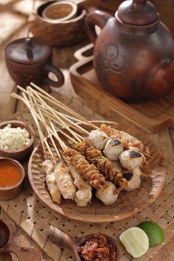 Sate Taichan, diğer satürlerin aksine fıstık ve ketçap baharatsız servis edilen bir tavuk çeşididir. Sambal ve sıkılmış limonla servis edilir.,