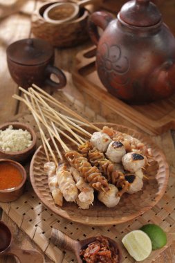 Sate Taichan, diğer satürlerin aksine fıstık ve ketçap baharatsız servis edilen bir tavuk çeşididir. Sambal ve sıkılmış limonla servis edilir.,