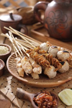 Sate Taichan, diğer satürlerin aksine fıstık ve ketçap baharatsız servis edilen bir tavuk çeşididir. Sambal ve sıkılmış limonla servis edilir.,