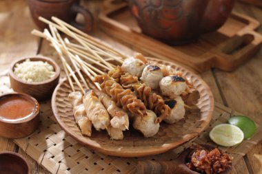 Sate Taichan, diğer satürlerin aksine fıstık ve ketçap baharatsız servis edilen bir tavuk çeşididir. Sambal ve sıkılmış limonla servis edilir.,