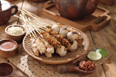 Sate Taichan, diğer satürlerin aksine fıstık ve ketçap baharatsız servis edilen bir tavuk çeşididir. Sambal ve sıkılmış limonla servis edilir.,