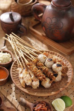 Sate Taichan, diğer satürlerin aksine fıstık ve ketçap baharatsız servis edilen bir tavuk çeşididir. Sambal ve sıkılmış limonla servis edilir.,