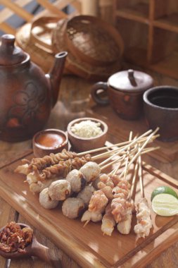 Sate Taichan, diğer satürlerin aksine fıstık ve ketçap baharatsız servis edilen bir tavuk çeşididir. Sambal ve sıkılmış limonla servis edilir.,