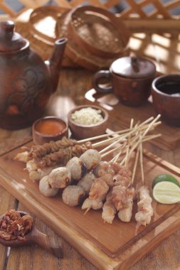 Sate Taichan, diğer satürlerin aksine fıstık ve ketçap baharatsız servis edilen bir tavuk çeşididir. Sambal ve sıkılmış limonla servis edilir.,