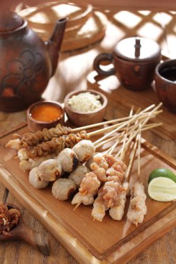 Sate Taichan, diğer satürlerin aksine fıstık ve ketçap baharatsız servis edilen bir tavuk çeşididir. Sambal ve sıkılmış limonla servis edilir.,