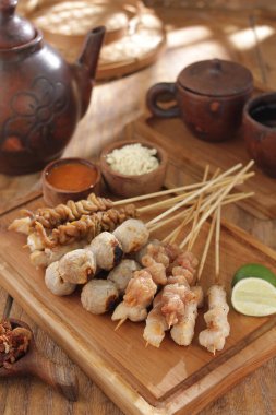 Sate Taichan, diğer satürlerin aksine fıstık ve ketçap baharatsız servis edilen bir tavuk çeşididir. Sambal ve sıkılmış limonla servis edilir.,