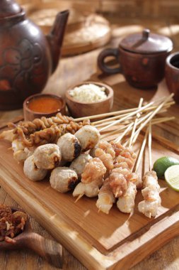 Sate Taichan, diğer satürlerin aksine fıstık ve ketçap baharatsız servis edilen bir tavuk çeşididir. Sambal ve sıkılmış limonla servis edilir.,