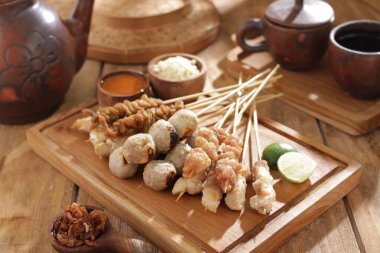 Sate Taichan, diğer satürlerin aksine fıstık ve ketçap baharatsız servis edilen bir tavuk çeşididir. Sambal ve sıkılmış limonla servis edilir.,