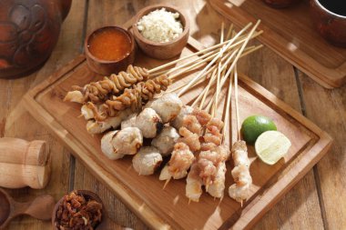 Sate Taichan, diğer satürlerin aksine fıstık ve ketçap baharatsız servis edilen bir tavuk çeşididir. Sambal ve sıkılmış limonla servis edilir.,