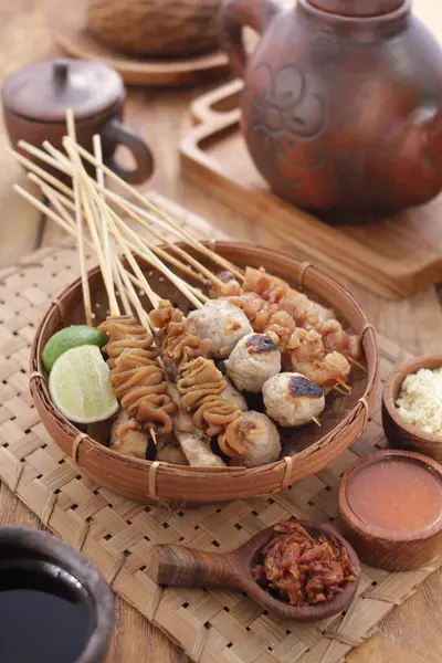 Sate Taichan, diğer satürlerin aksine fıstık ve ketçap baharatsız servis edilen bir tavuk çeşididir. Sambal ve sıkılmış limonla servis edilir.,