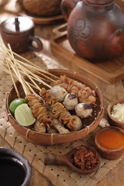 Sate Taichan, diğer satürlerin aksine fıstık ve ketçap baharatsız servis edilen bir tavuk çeşididir. Sambal ve sıkılmış limonla servis edilir.,